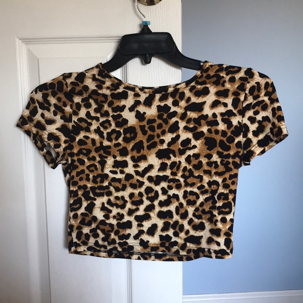 Cropped leopard print T-shirt
